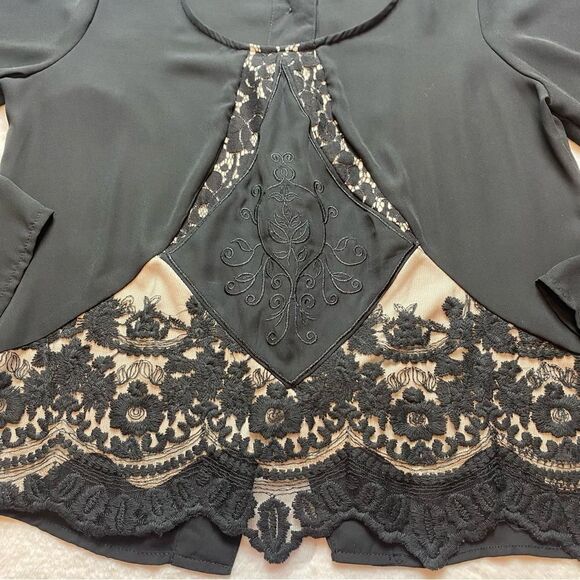 BKE  Red Button Back Front Lace Black Blouse Size Small - Picture 6 of 12